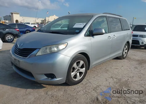 2014 Toyota Sienna Le V6 8 Passenger z USA, uszkodzony, nr VIN 5TDKK3DC8ES460987